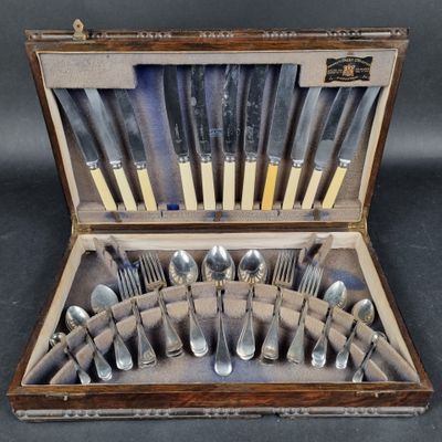 un coffret en bois contenant de l'argenterie sur une table