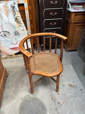 une chaise posée devant une commode