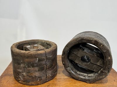 Deux roues de machine ancienne en bois et métal. - Photo 1