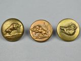 trois boutons en or sur lesquels sont représentés un lion et un chien