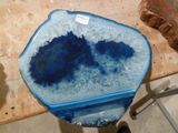 un morceau de verre bleu et blanc posé sur une table