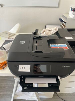 une imprimante posée sur un bureau