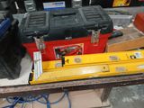 une boîte à outils posée sur un établi dans un garage