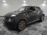une photo d'un SUV Nissan Juke noir garé dans un garage