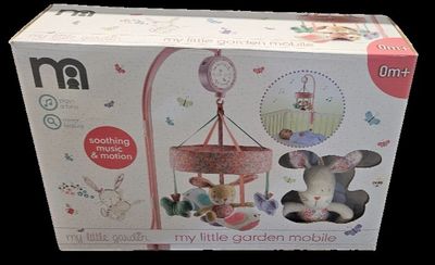 une boîte sur laquelle sont représentés une peluche et une horloge