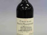 une bouteille de vin posée sur une table