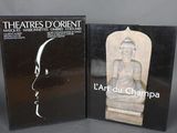 Les deux livres sont posés l'un à côté de l'autre sur une table
