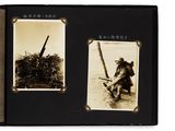 une vieille photo en noir et blanc d'un homme tenant une batte de baseball