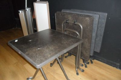 une table posée sur un parquet en bois dur