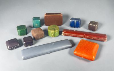 de nombreux objets de différentes couleurs qui se trouvent sur la table
