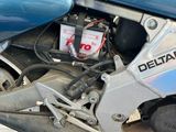 un gros plan d'une moto bleue garée dans la rue