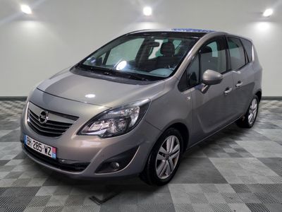 la petite voiture argentée est garée dans une grande pièce