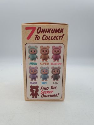 une boîte contenant 7 mini-figurines de différentes couleurs