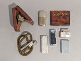 un grand nombre d'objets posés sur une table