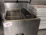 une image d'une friteuse commerciale dans une cuisine commerciale