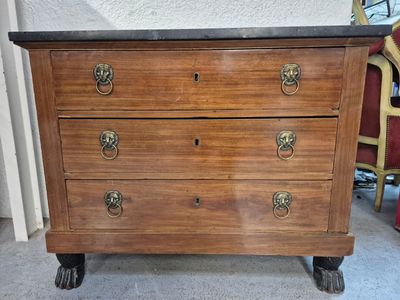 une commode en bois sur roulettes dans une pièce