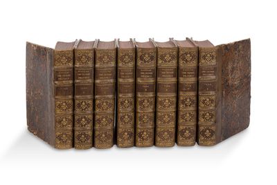 une pile de cinq livres posés les uns sur les autres sur une surface blanche