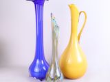 trois vases posés l'un à côté de l'autre sur une table