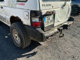 une camionnette blanche garée sur un parking