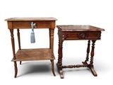 une paire de tables d'appoint anciennes en bois, sur lesquelles est posée une bouteille d'eau