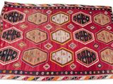 un tapis rouge et noir orné de motifs géométriques