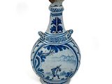 un vase bleu et blanc avec un oiseau dessus