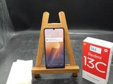 un téléphone portable posé sur un support à côté d'une boîte