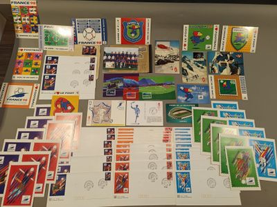 beaucoup de timbres et de cartes postales posés sur une table