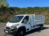 la photo d'un camion blanc garé sur un parking
