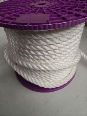 une bobine de corde blanche surmontée d'une bobine violette