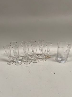 six verres et un verre à shot posés sur une surface blanche