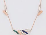 un collier en or orné de pierres bleues, vertes et blanches, montées sur une chaîne