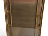 une image d'un miroir encadré d'or sur un fond blanc