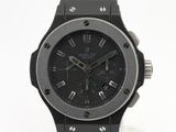 une photo d'une montre noire sur fond blanc