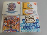 quatre CD sont empilés les uns sur les autres sur une table