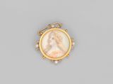 une broche en or et perles représentant le portrait d'une femme