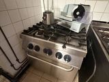 une cuisine équipée d'une cuisinière, d'un four et d'un mixeur