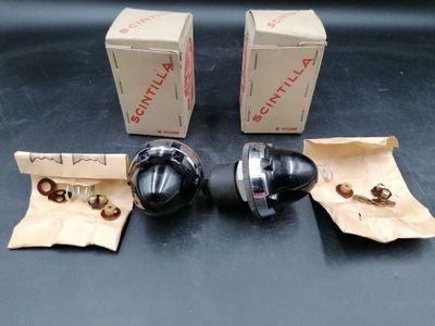deux boîtes contenant des petits objets posées sur une table