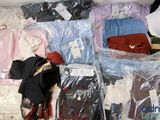 beaucoup de vêtements dans une boîte posée par terre