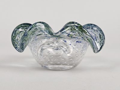 un saladier en verre transparent orné de motifs bleus et verts