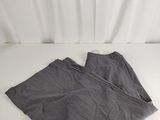 un pantalon gris posé sur une table blanche