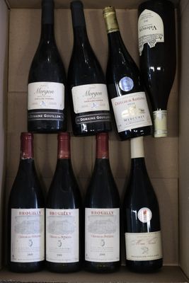 bouteilles de vin rouge dans un carton sur une table