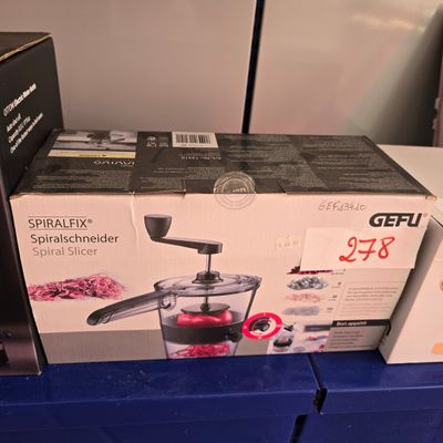 Des boîtes de nourriture sont empilées les unes sur les autres sur une table