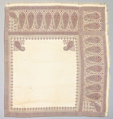 un tissu blanc et marron orné d'un motif représentant des éléphants