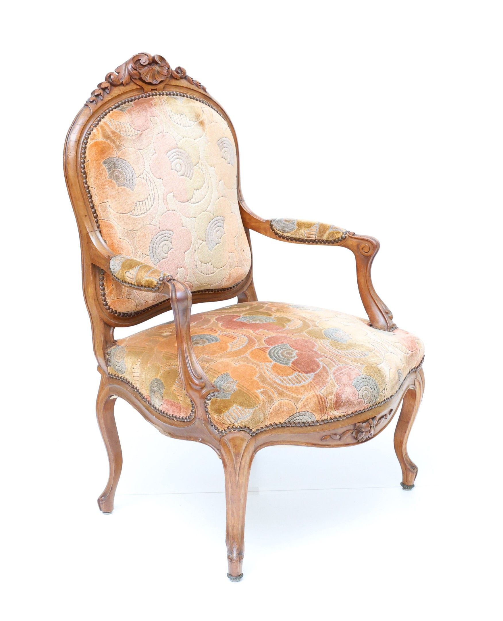 Fauteuil en bois naturel, mouluré et sculpté à décor de coqu…