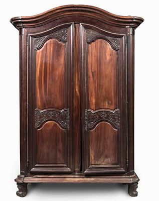 une photo d'une armoire en bois dont les portes sont ornées de sculptures