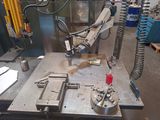 une machine posée sur une table