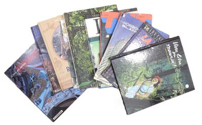 un grand nombre de livres posés sur une table