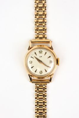 une image d'une montre-bracelet en or sur fond blanc