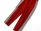 un pantalon rouge avec des rayures argentées sur les côtés et un fond blanc